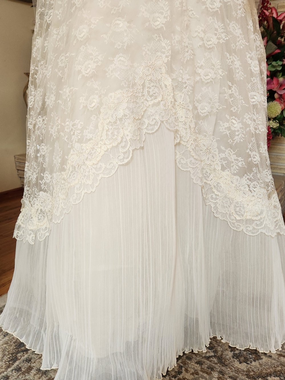 Rare 1960s Victorian Lace Wedding Set: Rose Detail Hat, Veil & Bustled Gown - Picture 11 of 16